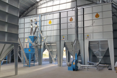 HIMEL Silozuri modulare cu descărcare prin șibăr la 60° pentru șnecuri Ø102 integrate într-o instalație de măcinare și amestecare.