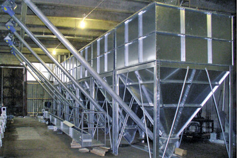 HIMEL Silozuri modulare cu descărcare la 45° prin șibăr pentru șnecuri Ø102 integrate într-o instalație de măcinare și amestecare