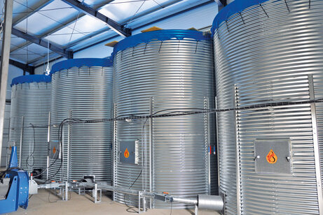 HIMEL Rundsiloanlage mit Einstiegstüren, Entnahmerohre und Abdecknetze