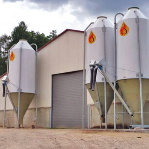 HIMEL GFK Mischfuttersilo mit Förderschnecken zur automatischen Befüllung von Mischwägen per Funkfernsteuerung