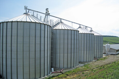 HIMEL Außensiloanlage mit Aufstiegsleitern, Dachleitern, Förderschnecke und Trogschnecke zur Querverteilung Trogschnecken
