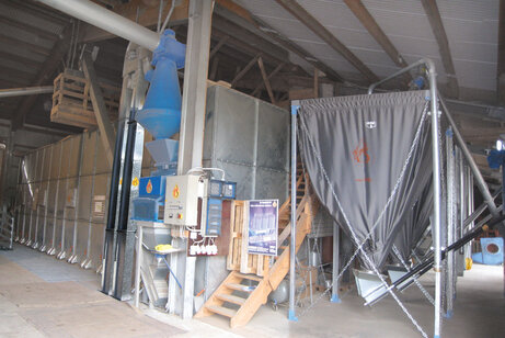 HIMEL UV Stoffsilo mit Spiralförderer Ø75mm integriert in einer vollautomatischen Mahl- und Mischanlage