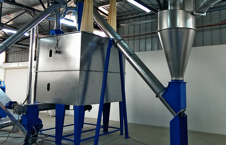 HIMEL Vorratsbehälter mit Rührwerk gegen Brückenbildung. Füllstandüberwachung über Drehpaddelmelder