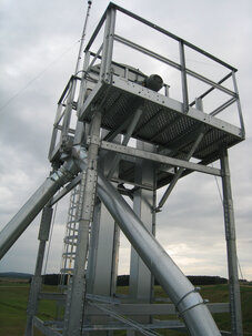 Becherelevator mit Bedienpodest