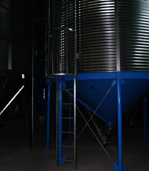 HIMEL Rundsilo mit Trichterunterbau und Aufstiegsleiter