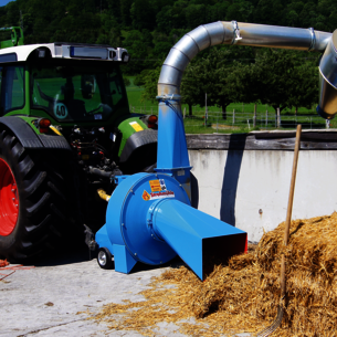 Strohmühle STZ540 mit Gelenkwellenantrieb im Einsatz
