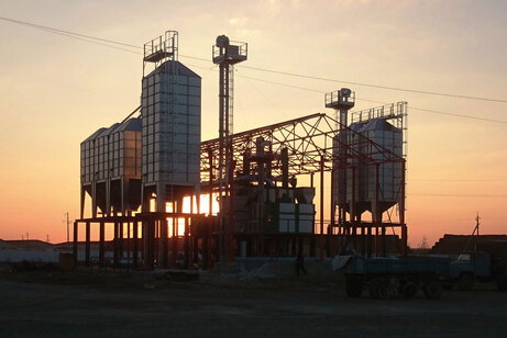 HIMEL Getreideanlage mit Modulsilos für die Aussenaufstellung, Aufstiegsleitern, Silopodeste und Laufstege