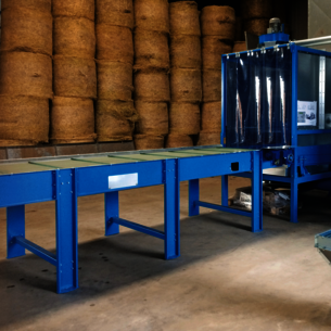 Stationärer Ballenauflöser mit Vorlagetisch